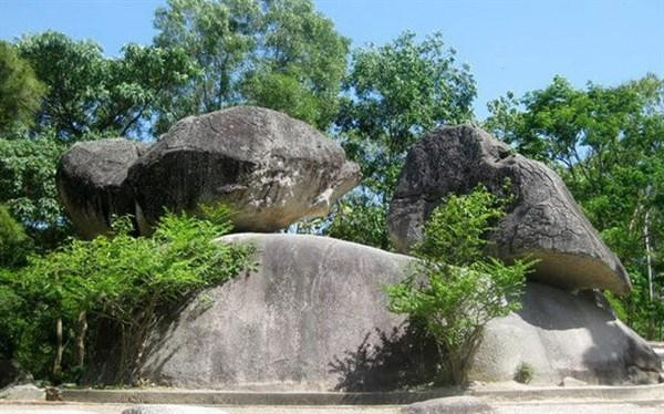 公母鸡石山。（图片来源：《文化报》）