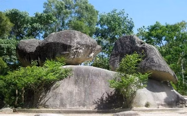 公母鸡石山。（图片来源：《文化报》）