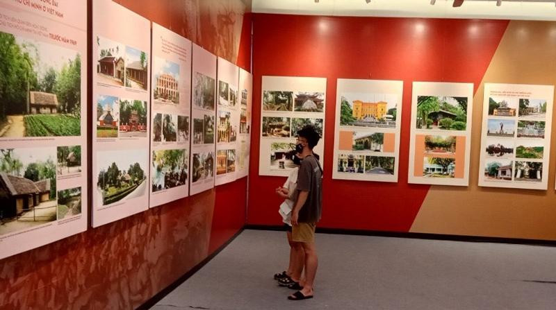 儿童们参观图片展。（图片来源：新河内报）
