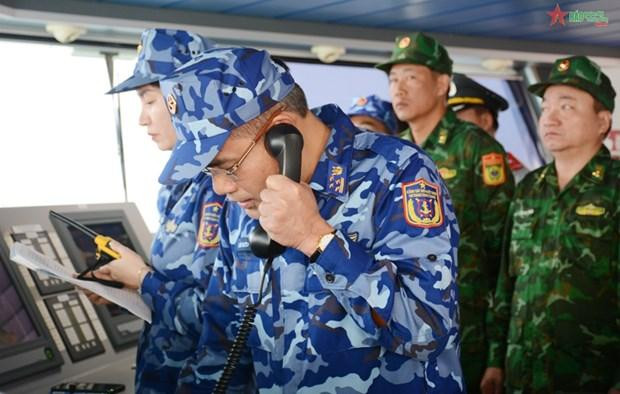 梁高凯大校与中国海警通电话。（图片来源：《人民军队报》）