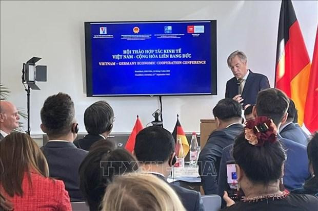 德国企业代表在研讨会上发表讲话。（图片来源：越通社）