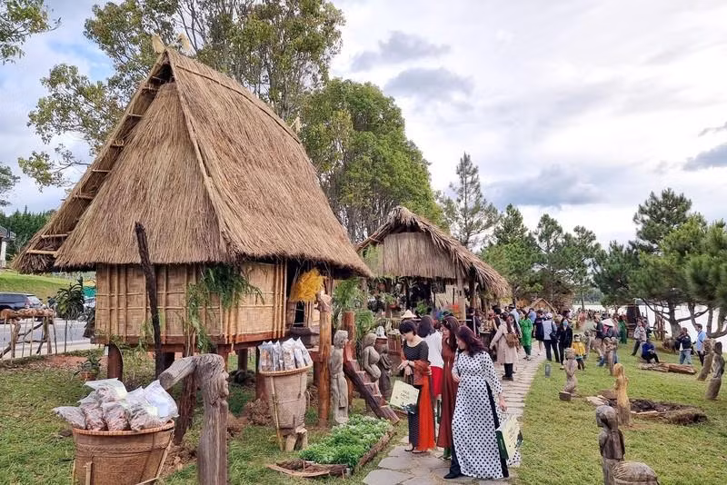 游客前来参观题为“西原天堂”文化空间。