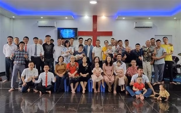 曾经的吸毒者几代家庭成员聚集在新生活基督教中心。（图片来源：越通社）