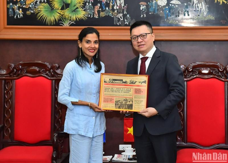 古巴《格拉玛报》社副总编辑阿尔林·阿尔贝蒂·洛福尔特向黎国明同志赠送纪念品。（水原 摄）