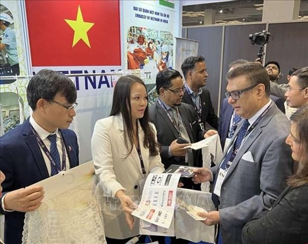国际参观者参观越南展位。（图片来源：越通社）