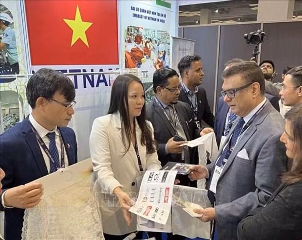 国际参观者参观越南展位。（图片来源：越通社）