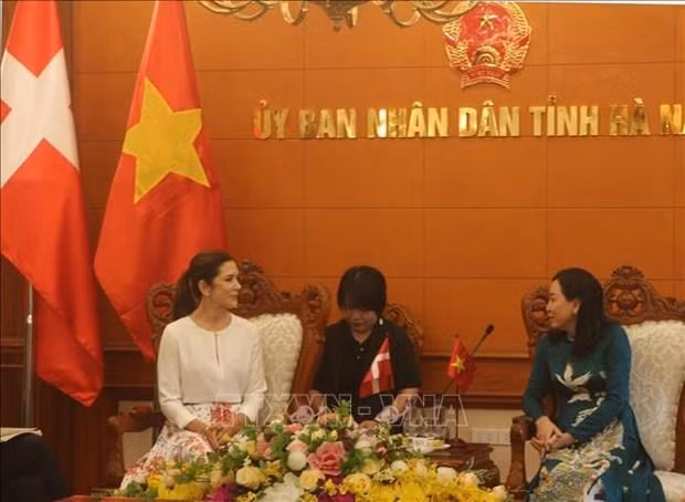 河南省委副书记丁氏罗（右）与丹麦王储妃玛丽。（图片来源：越通社）