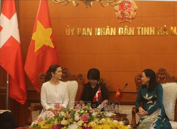 河南省委副书记丁氏罗（右）与丹麦王储妃玛丽。（图片来源：越通社）