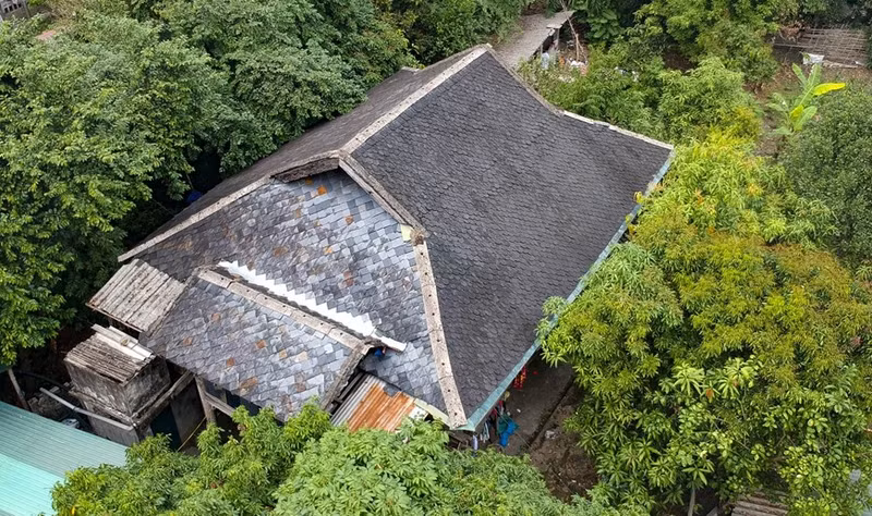 采用五颜六色石头制成的屋顶，形成了一道美丽的风景线。