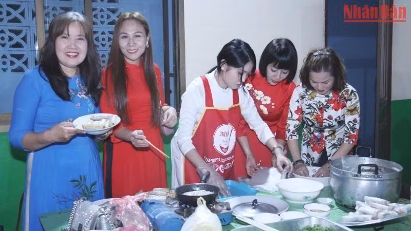 各队大显身手，烹制简单却贴近越南家乡的美味佳肴。