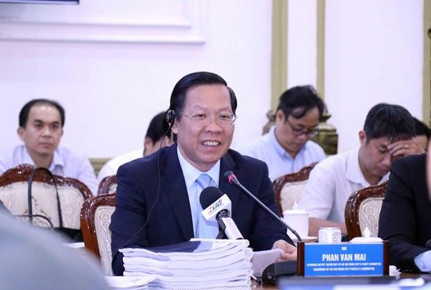 胡志明市人民委员会主席潘文发表讲话。（图片来源：越通社）