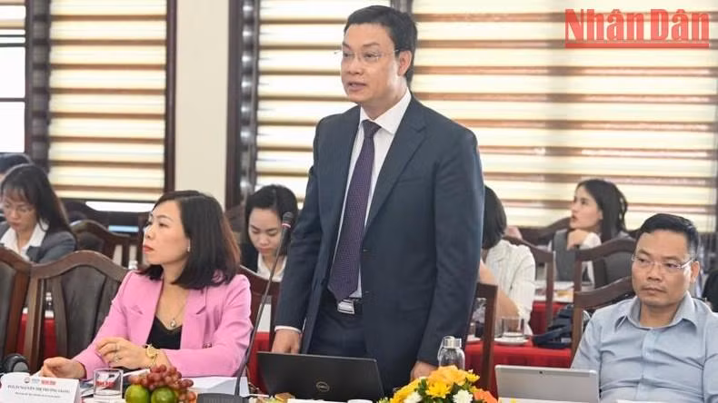 越南新闻与宣传学院副院长陈青江在研讨会上向专家提问。 越南新闻与宣传学院副院长陈青江在研讨会上向专家提问。
