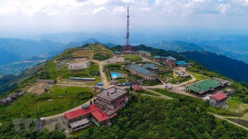 母山山峰位于谅山省东北边地区,是东西向延申的巨大山峰,距离谅山市约30公里。图中:母山峰顶全景。 母山山峰位于谅山省东北边地区,是东西向延申的巨大山峰,距离谅山市约30公里。图中:母山峰顶全景。