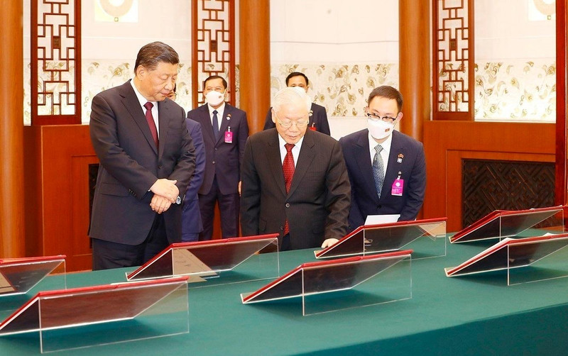 两位总书记共同见证双方各各领域达成的13份合作文件。（图源：越通社）