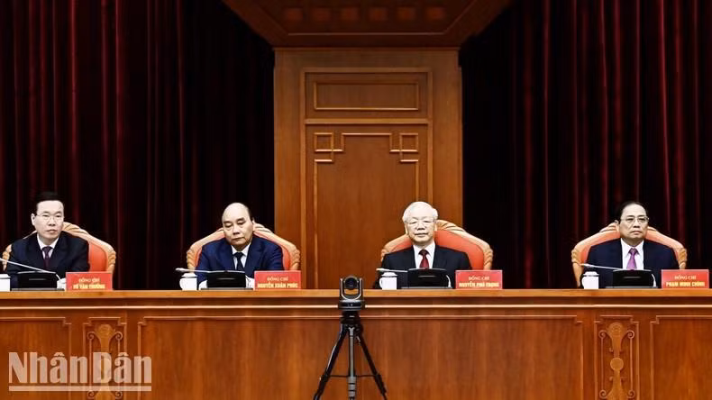 越共中央总书记阮富仲、越南国家主席阮春福、越南政府总理范明正、越共中央书记处常务书记武文赏共同主持会议。 越共中央总书记阮富仲、越南国家主席阮春福、越南政府总理范明正、越共中央书记处常务书记武文赏共同主持会议。