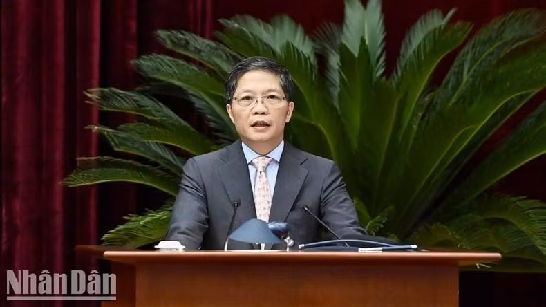 越共中央政治局委员、中央经济部部长陈俊英在会上作报告。 越共中央政治局委员、中央经济部部长陈俊英在会上作报告。