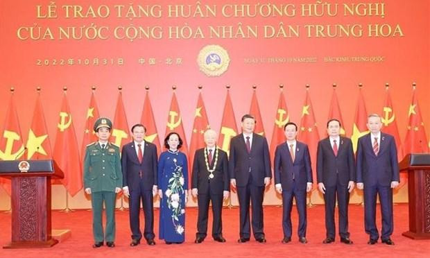 越共中央总书记阮富仲与中共中央总书记、中华人民共和国主席习近平同越南高级代表团合影。（图片来源：越通社）
