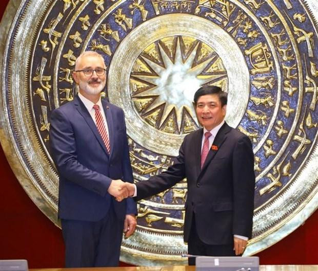 越南国会秘书长、国会办公厅主任裴文强与匈牙利国会办公厅主任乔尔吉。（图片来源：越通社）