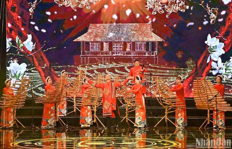 在颁奖典礼上演出富有越南特色的精彩艺术节目。