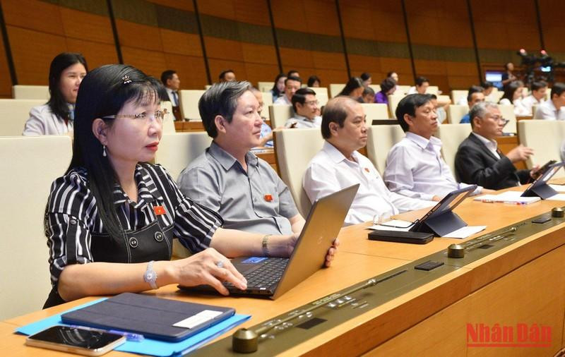 国会在会堂讨论《价格法修正案（草案）》。