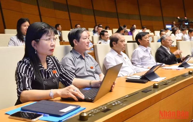 国会在会堂讨论《价格法修正案（草案）》。