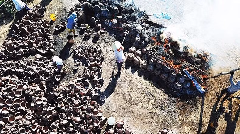 陶瓷晒干其后使用薪柴和秸秆烧制7至8个小时。