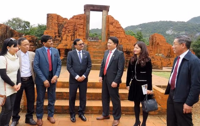 各位代表参观已修缮的美山世界文化遗产。（图片来源：VGP）