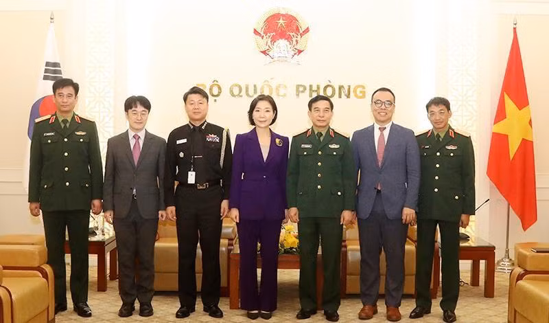 潘文江大将与吴英珠大使及各位代表合影。（图片来源：越南国防部官网）