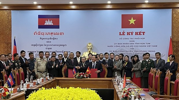 两省代表共同签署谅解合作备忘录。（图片来源：越通社）