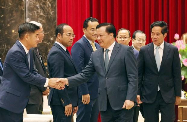 越共中央政治局委员、河内市委书记丁进勇礼节性会见了正对首都河内进行工作访问的柬埔寨金边市市长坤盛。