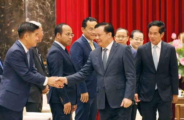 越共中央政治局委员、河内市委书记丁进勇礼节性会见了正对首都河内进行工作访问的柬埔寨金边市市长坤盛。