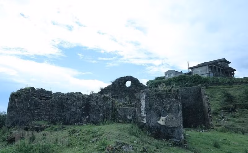 在母山峰顶上所留下的从法属时期建设的房屋墙壁。 在母山峰顶上所留下的从法属时期建设的房屋墙壁。