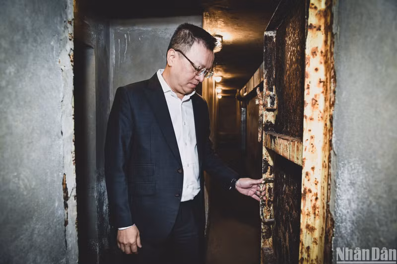 如今，地下室已经重修，不再是原来的地面。 带有岁月痕迹的铁门还保留在原处。