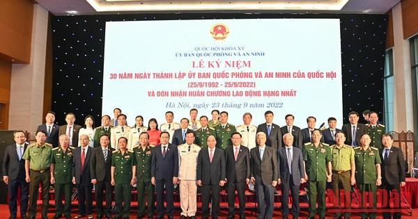 各位代表在庆典上合影。