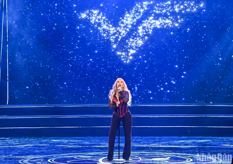 歌手克里斯蒂娜·阿奎莱拉在2022年VinFuture科技颁奖典礼上。