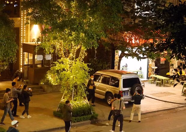 职能力量进入位于河内市还剑湖郡陈兴道坊光中街的新黄明集团总部。（图片来源：越通社）