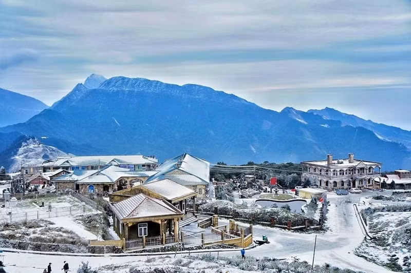目前,谅山省正力争将母山旅游区打造成为北部地区乃至全国度假旅游、娱乐旅游、生态旅游、信仰旅游等著名旅游景点。图中:母山峰顶白雪美景。 目前,谅山省正力争将母山旅游区打造成为北部地区乃至全国度假旅游、娱乐旅游、生态旅游、信仰旅游等著名旅游景点。图中:母山峰顶白雪美景。