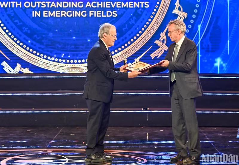 Vinfuture科技奖组委会主任里查德·亨利·弗伦德向获得研究新领域的科学家授予奖项。