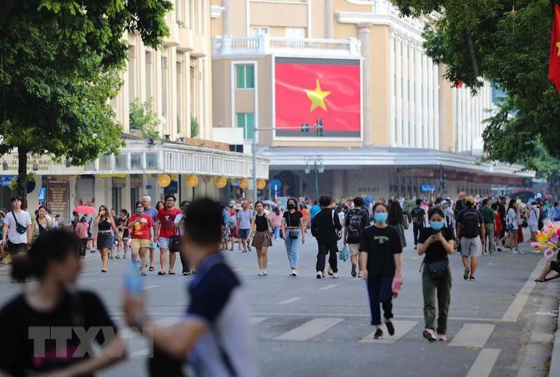 9月3日下午，大量人民和游客来到还剑湖步行空间。（图片来源：越通社）