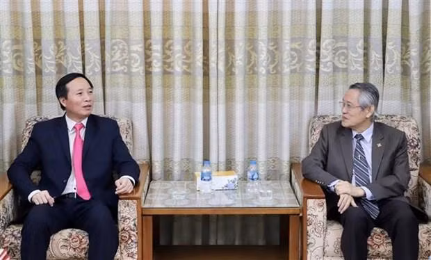 越南政府宗教委员会主任武淮北（左）和越南南方福音教会总联合会会长蔡福长牧师（右）。