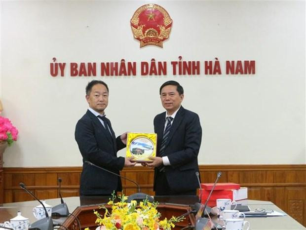 河南省人民委员会副主席陈春养向泉大津市市长办公室主任赠送纪念品。（图片来源：越通社）
