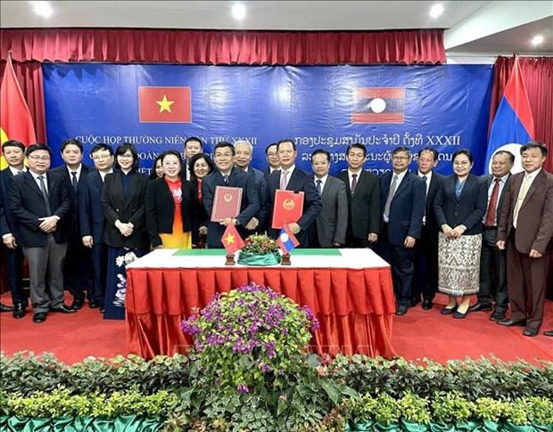 双方签署了会议纪要。（图片来源：越通社）