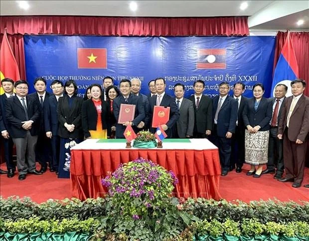 双方签署了会议纪要。（图片来源：越通社）