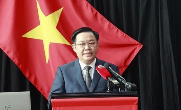 越南国会主席王廷惠在论坛上发言。（图片来源：越通社）