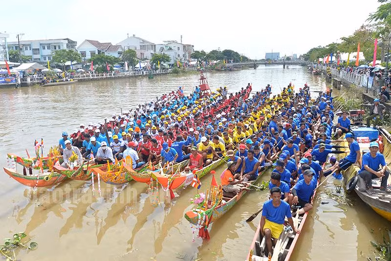 参加比赛的有来自全省7个县和县级市8支船队的800多名运动员。（图片来源：茶荣报）