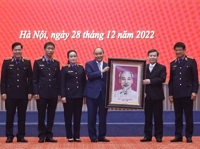 越南国家主席阮春福向人民检察院赠送胡志明主席肖像。（图片来源：越通社）