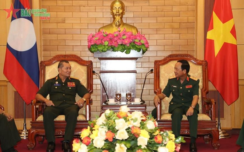 郑文决中将会见Sivay Mayphone少将。（图片来源：人民军队报）