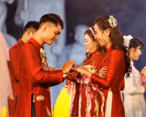 河内市18对新人举办集体婚礼 。（图片来源：越通社）