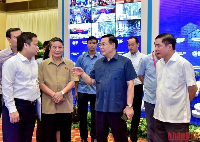 国会主席王廷惠同与会代表交流。