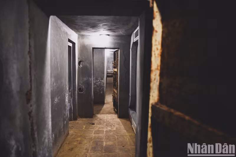 进入河内市鼓街71号《人民报》社总部的人们都想不到这里下面还有一个小小的“编辑室”。